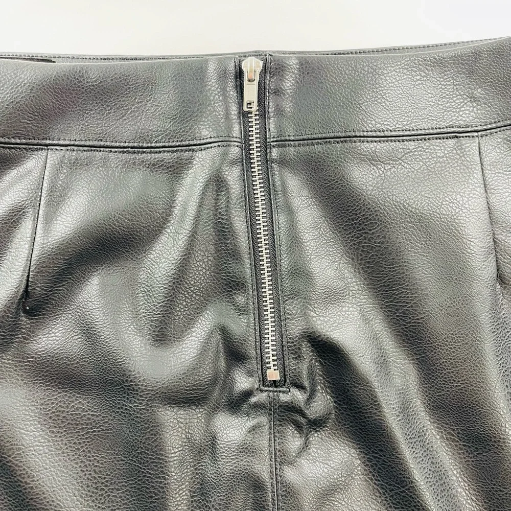 H&M BLACK FAUX LEATHER MINI SKIRT WITH SILVER ZIPPER SIZE 18
